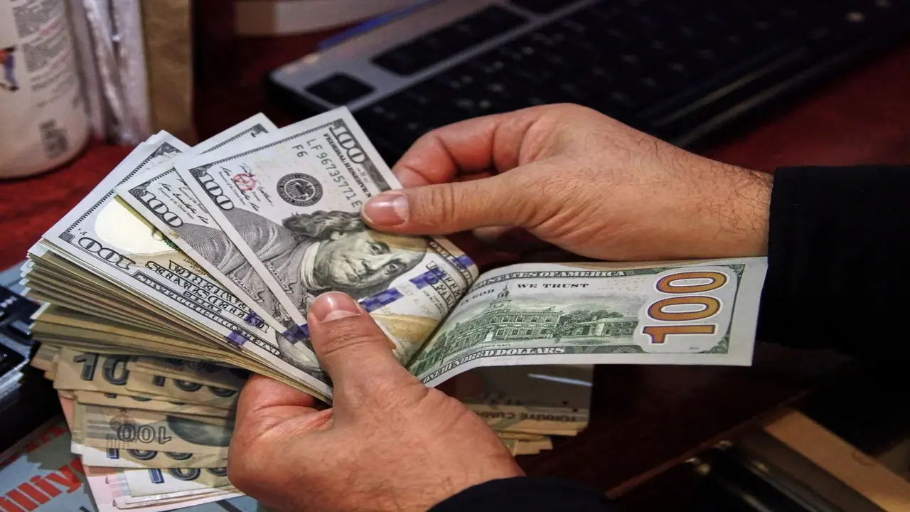 قوة الدولار.. تراجع احتمالات خفض الفائدة الأمريكية يربك حسابات الأسواق العالمية وينعش العملة